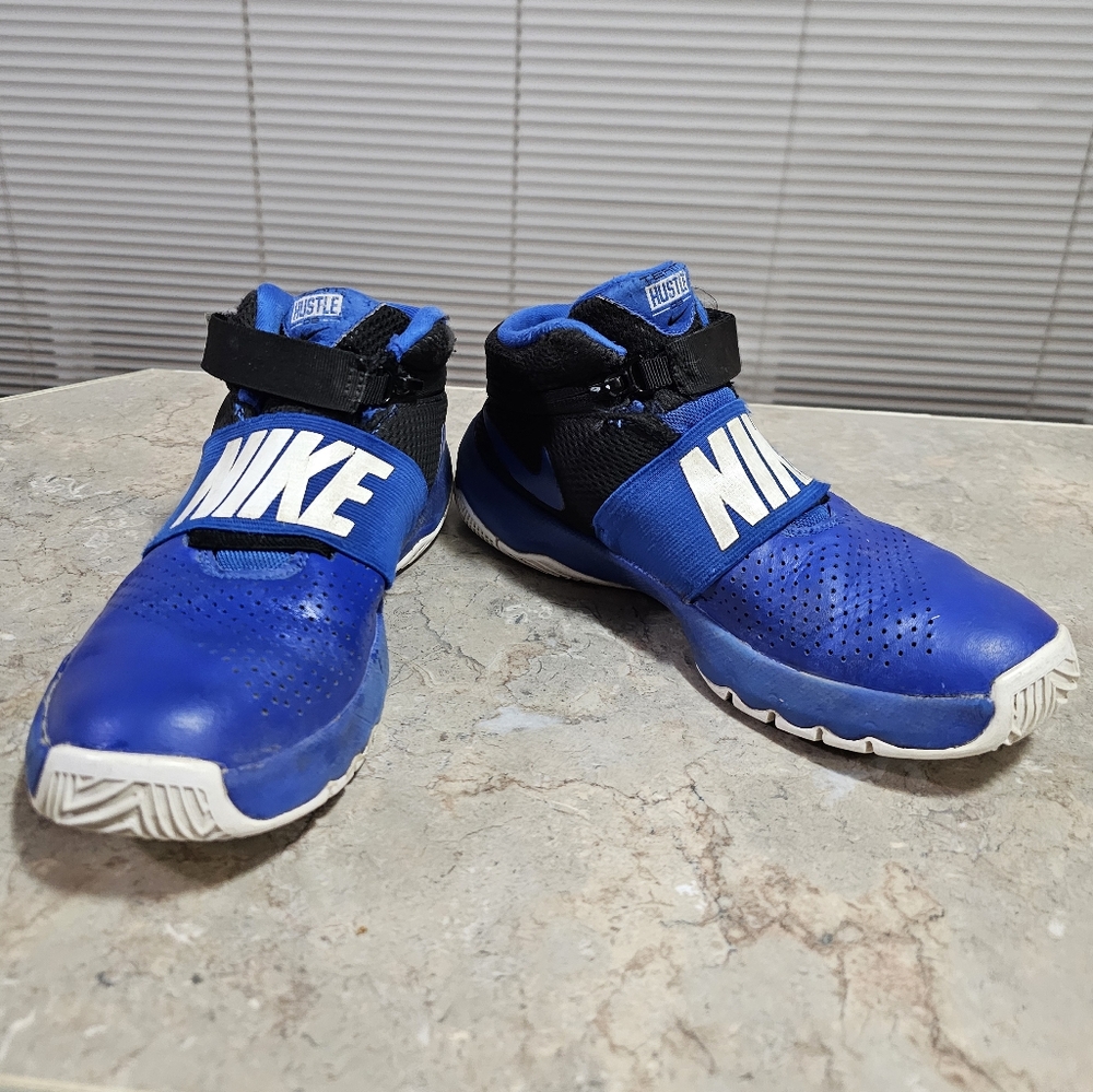 Nike Team Hustle D 8 GS Basketball Shoes Size 4.5Y Royal White Black - Picture 4 of 9